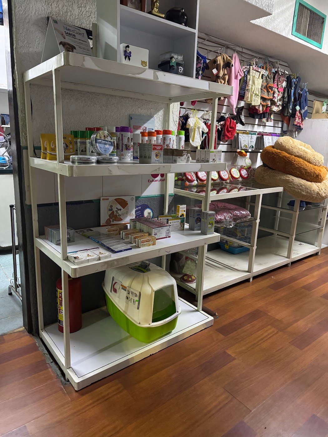 Tienda con alimento y accesorios